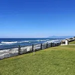 Amazing 3Bedroom Flat With Seafront Views & Pool By Sharingco