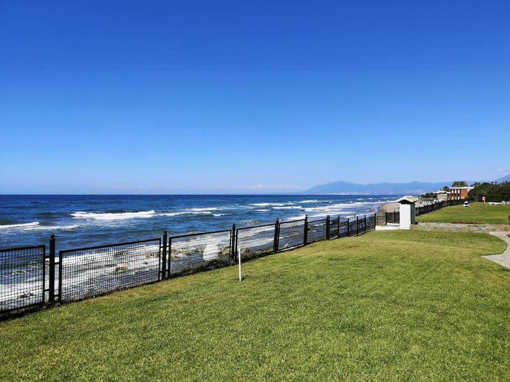 Amazing 3bedroom Flat With Seafront Views & Pool By Sharingco Apartamento